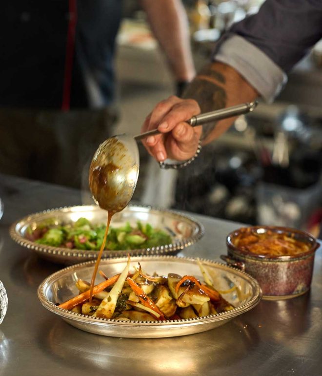 Adding sauce to side dishes Portugal
